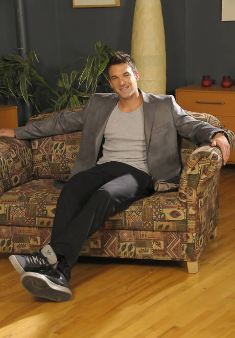 La brune plantureuse Kelly Summers embrasse et baise avec le bisexuel sportif Trystan Bull