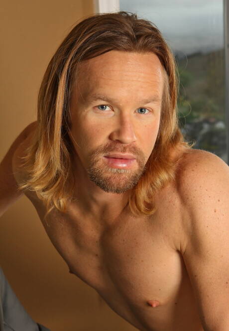 Beefcake Garret Michaels posando nu e mostrando uma bunda gostosa