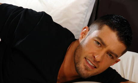 Amerykański mięśniak Cody Cummings masturbuje się swoim kutasem