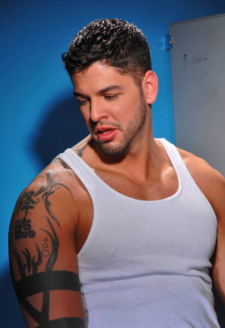 ラテン系のハスキーな男、アンソニー・ルッソが裸になって素敵なお尻を見せる