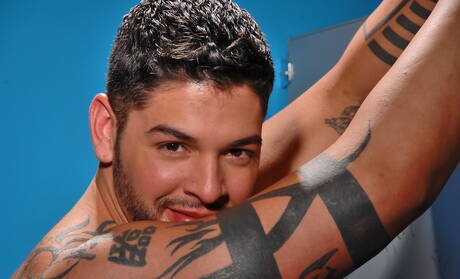 ラテン系のハスキーな男、アンソニー・ルッソが裸になって素敵なお尻を見せる