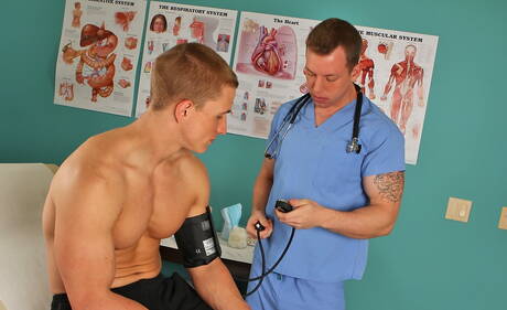 Les gentils mecs américains Marcus Mojo et le costaud Adam Hardy dans une action homosexuelle torride