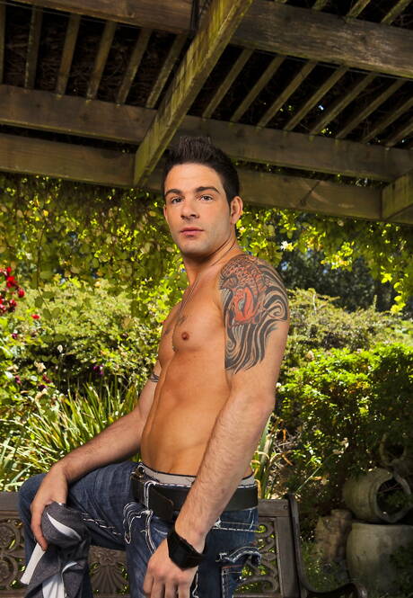 漂亮的 Tyger Biggs 脫衣服，在戶外展示漂亮的臀部