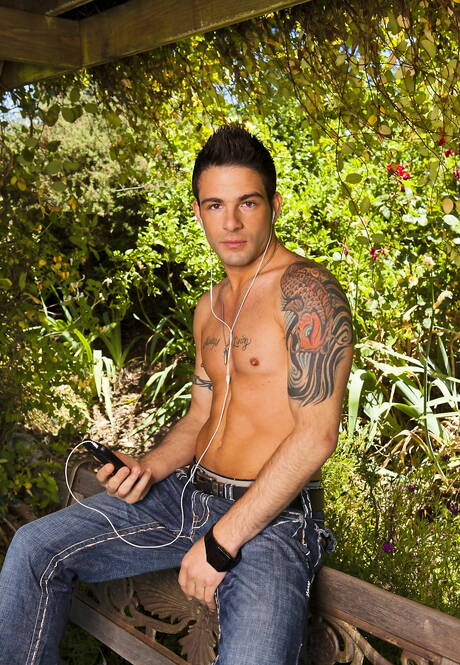 漂亮的 Tyger Biggs 脫衣服，在戶外展示漂亮的臀部