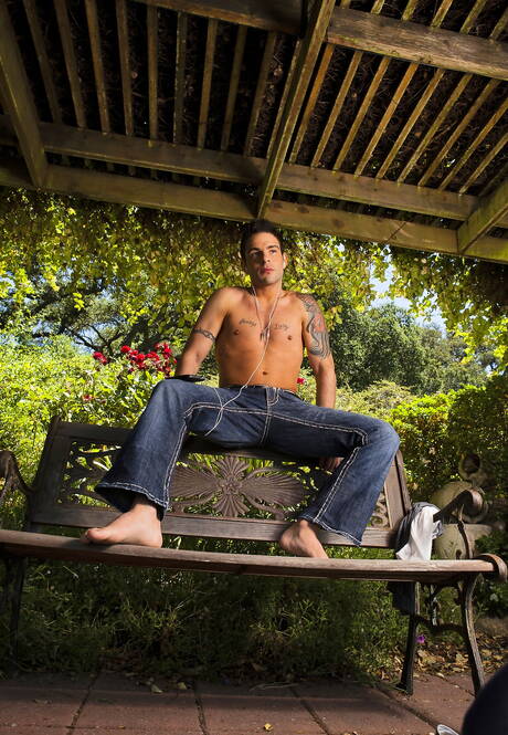 漂亮的 Tyger Biggs 脫衣服，在戶外展示漂亮的臀部