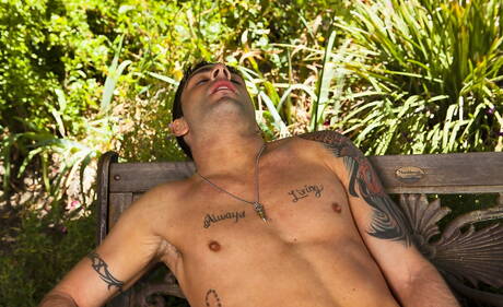 漂亮的 Tyger Biggs 脫衣服，在戶外展示漂亮的臀部