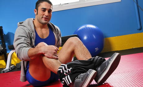 Amerykański przystojniak Samuel Otoole prezentuje dobrze zbudowane ciało