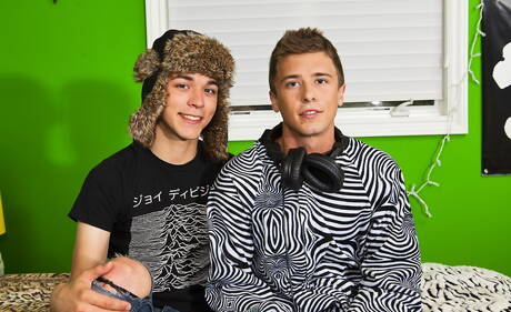 Next Door Studios: 핫한 미국 남자, 예쁜 남자 매튜 키딩과 젊은 남자 애쉬튼 러시가 즐거운 오럴 섹스를 즐긴다