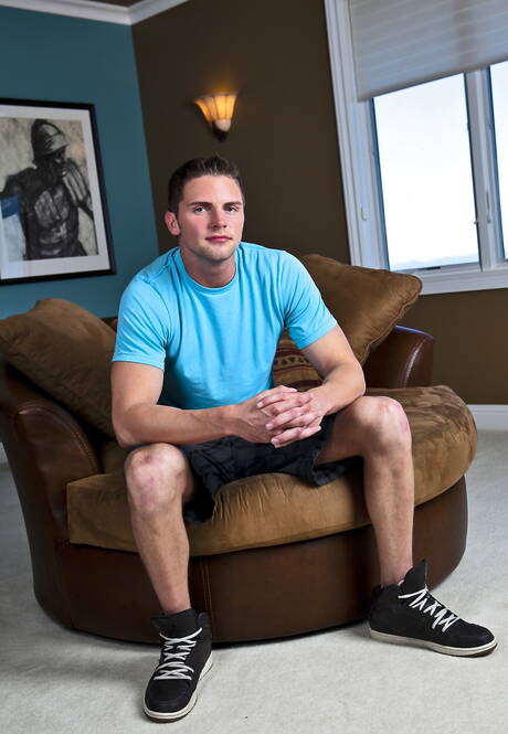 Amerykański siłacz Campbell Stevens pozuje nago i pokazuje ładny tyłek w wannie