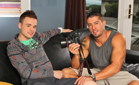 Americani sexy, il giovane Joey Hard e il muscoloso Cody Cummings in una scena di pompino