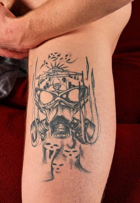 Der kräftige Amerikaner Rick Mccoy wichst mit einem Spielzeug