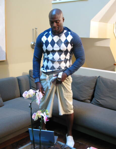 Il muscoloso Yates nero si masturba il cazzo