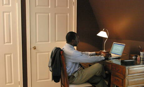 Colton, un taureau ébène fort, se branle la bite