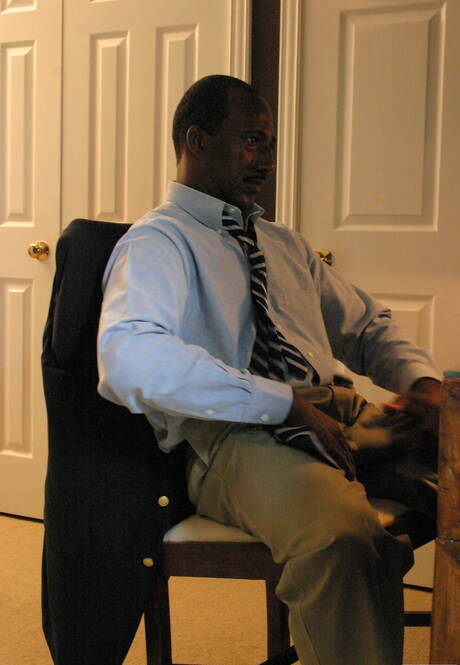 Colton, un taureau ébène fort, se branle la bite