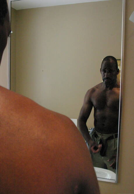 Colton, un taureau ébène fort, se branle la bite