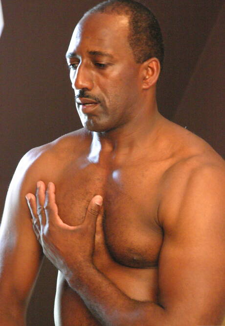 Colton, un taureau ébène fort, se branle la bite