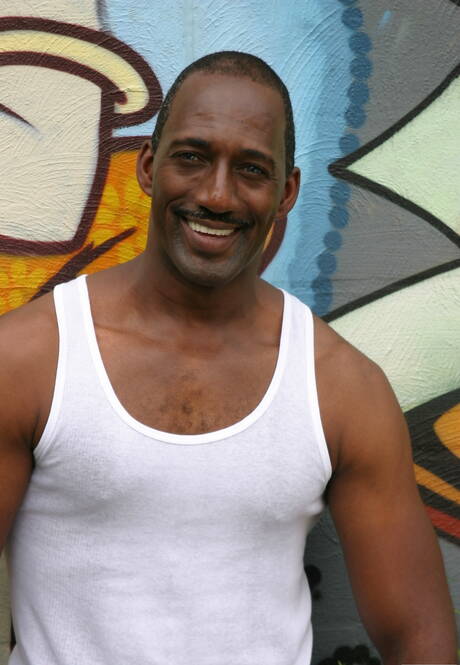 Czarny byk Colton masturbuje się pod prysznicem