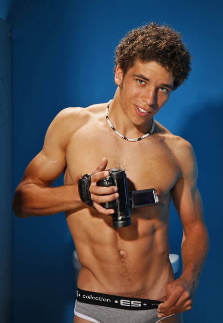 O musculoso latino Austin Merrick posando nu e mostrando o bumbum durinho no banheiro