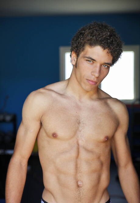 O musculoso latino Austin Merrick posando nu e mostrando o bumbum durinho no banheiro