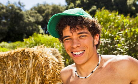 アメリカのスター、チャド・ローガンとオースティン・メリックが屋外でセックスを楽しむ