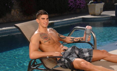 Les beaux garçons américains Tyler Torro et Anthony Romero bien bâti baisent après une pipe dans la piscine