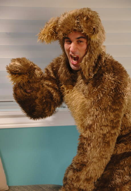 Łaciński mięśniak Samuel Otoole pozuje nago i pokazuje gorący tyłek