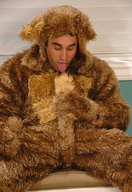 Łaciński mięśniak Samuel Otoole pozuje nago i pokazuje gorący tyłek