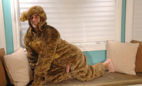 Łaciński mięśniak Samuel Otoole pozuje nago i pokazuje gorący tyłek