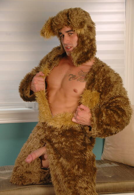 Łaciński mięśniak Samuel Otoole pozuje nago i pokazuje gorący tyłek