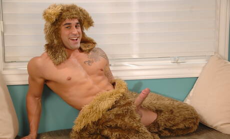 Łaciński mięśniak Samuel Otoole pozuje nago i pokazuje gorący tyłek