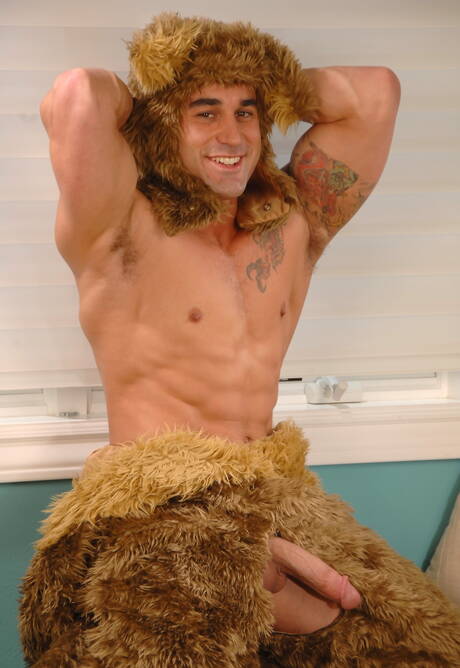 Łaciński mięśniak Samuel Otoole pozuje nago i pokazuje gorący tyłek