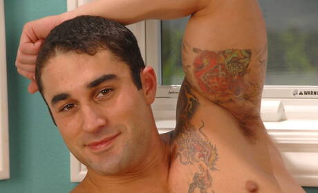 Łaciński mięśniak Samuel Otoole pozuje nago i pokazuje gorący tyłek