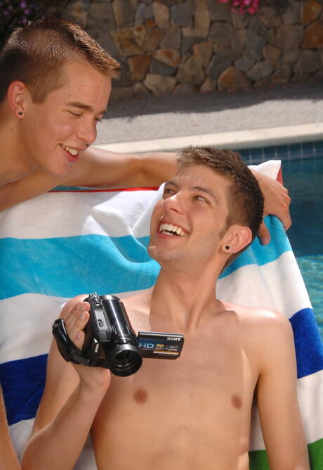 性感好友 Trystan Bull、Nick Reeves 和 Max Morgan 在泳池邊上演熱辣三人肛交