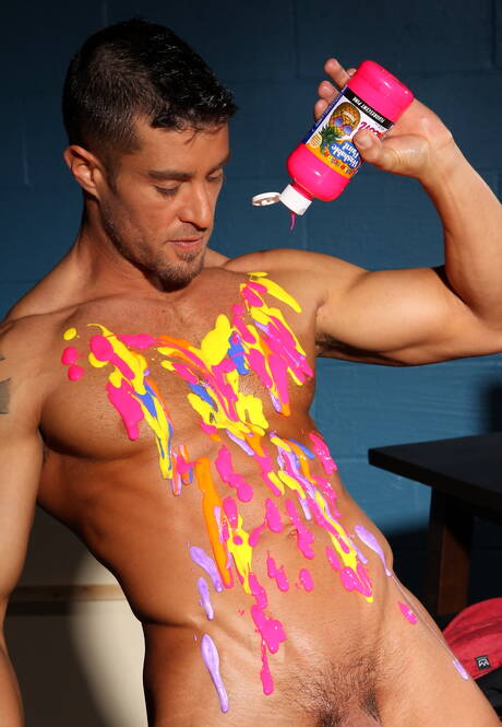 Amerykański muskularny Cody Cummings rozbiera się i pokazuje jędrne pośladki