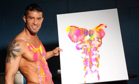 Amerykański muskularny Cody Cummings rozbiera się i pokazuje jędrne pośladki