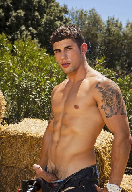 Portorykański przystojniak Jimmy Clay bawi się penisem na zewnątrz