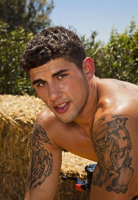 Il bel ragazzo portoricano Jimmy Clay gioca con il suo cazzo all