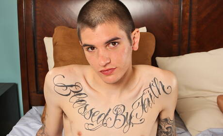 Die schwarzen, haarigen Hengst Austin Wilde und Joey Devon lutschen und vögeln sich gegenseitig