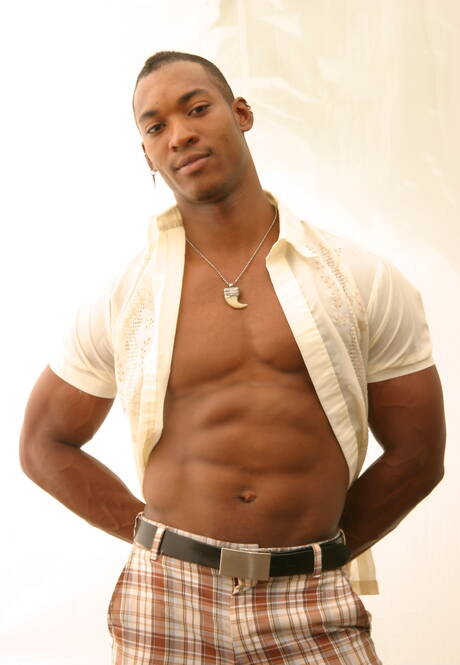 黑人健美運動員林肯在戶外挑逗他的雞巴