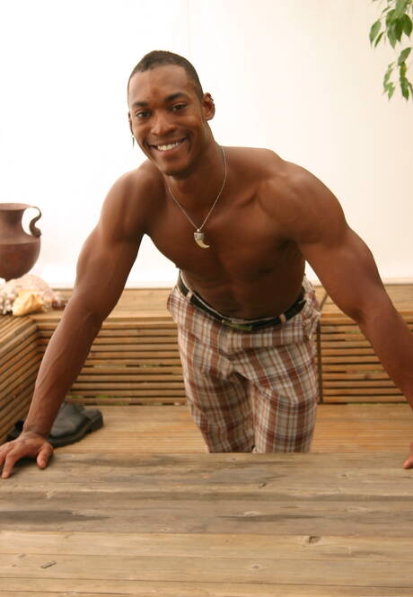 黑人健美運動員林肯在戶外挑逗他的雞巴