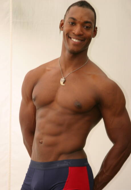 黑人健美運動員林肯在戶外挑逗他的雞巴