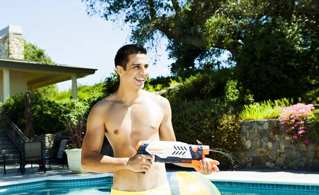 セクシーなアメリカ人の男、キャンベル・スティーブンスとレイ・ディアスがプールでお互いを吸ったりファックしたりしている