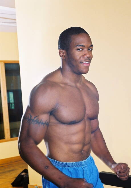 黒檀の雄牛ヒューストンAがシャワーで完璧な体を披露