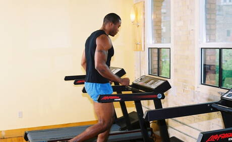 黒檀の雄牛ヒューストンAがシャワーで完璧な体を披露