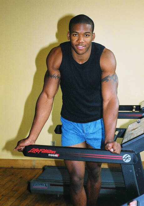 黒檀の雄牛ヒューストンAがシャワーで完璧な体を披露