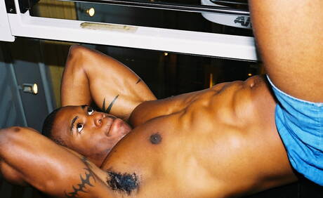 黒檀の雄牛ヒューストンAがシャワーで完璧な体を披露