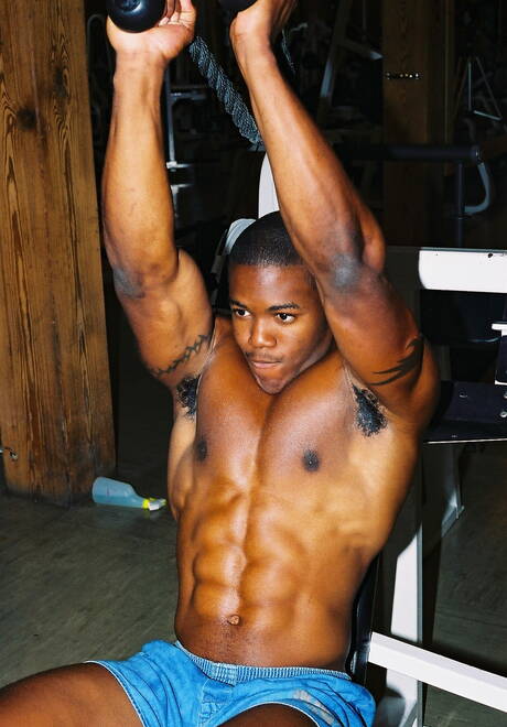 黒檀の雄牛ヒューストンAがシャワーで完璧な体を披露