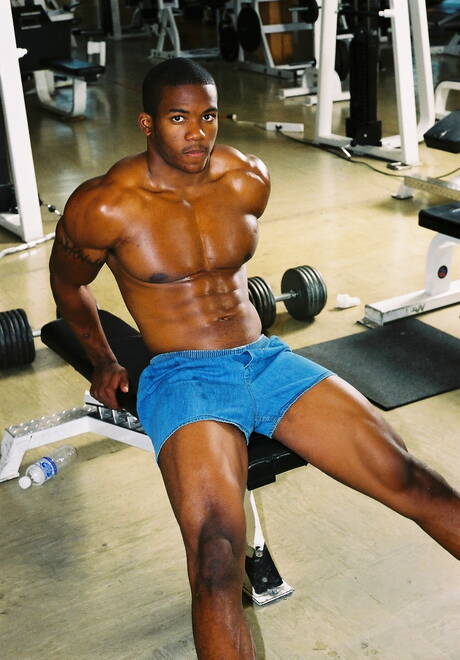 黒檀の雄牛ヒューストンAがシャワーで完璧な体を披露