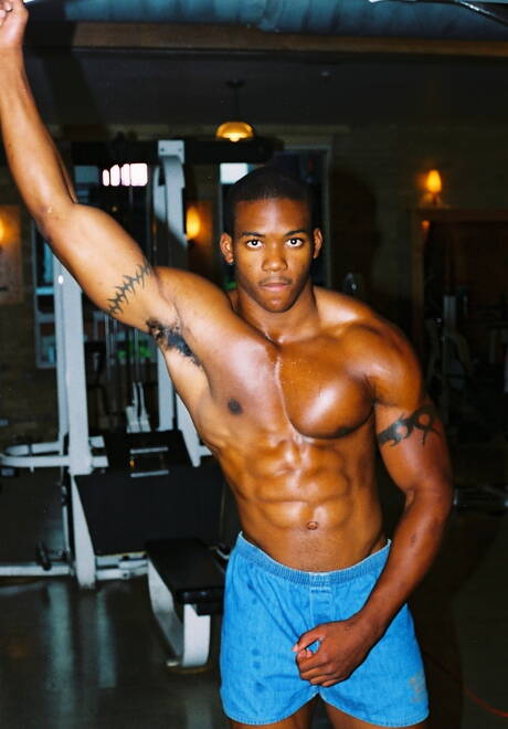 黒檀の雄牛ヒューストンAがシャワーで完璧な体を披露