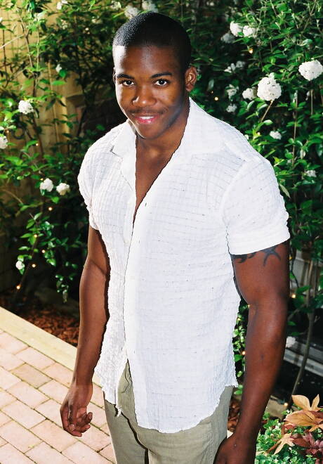 Czarny kulturysta Houston A rozbiera się i pokazuje gorący tyłek na zewnątrz